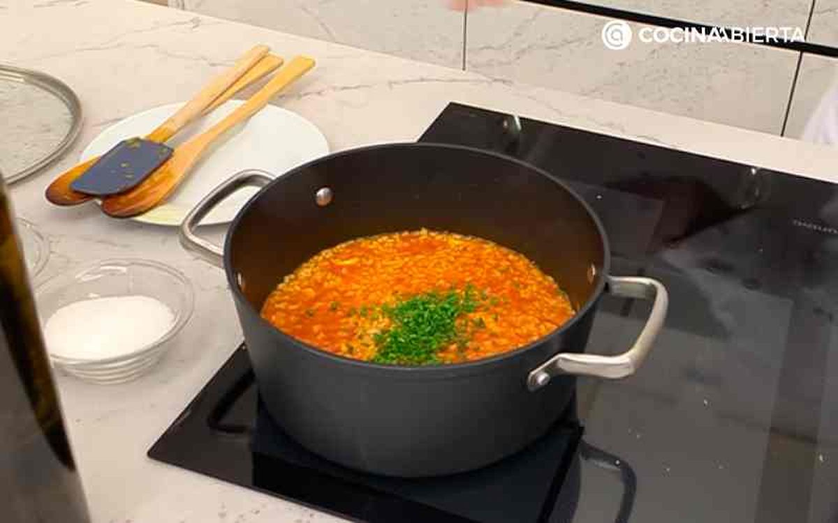 Añade el cebollino picado y mezcla