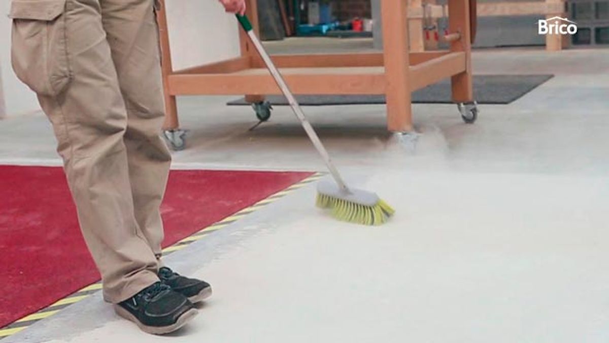 Sellador transparente de poliuretano para suelo de mortero paso 1