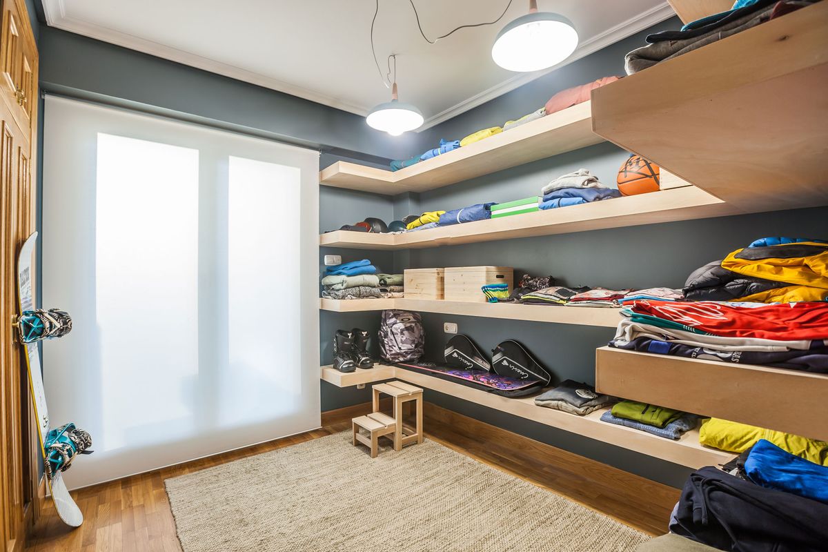 Convertir habitación en vestidor con baldas