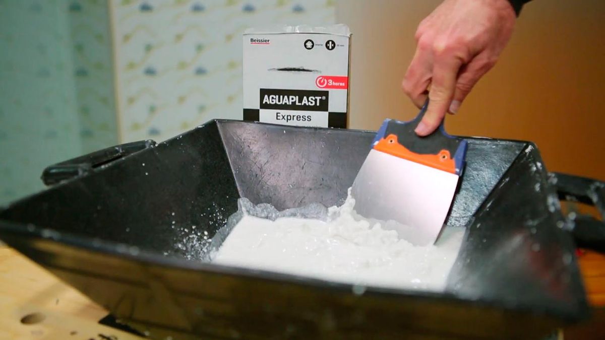 Cómo alisar una pared alicatada paso 3