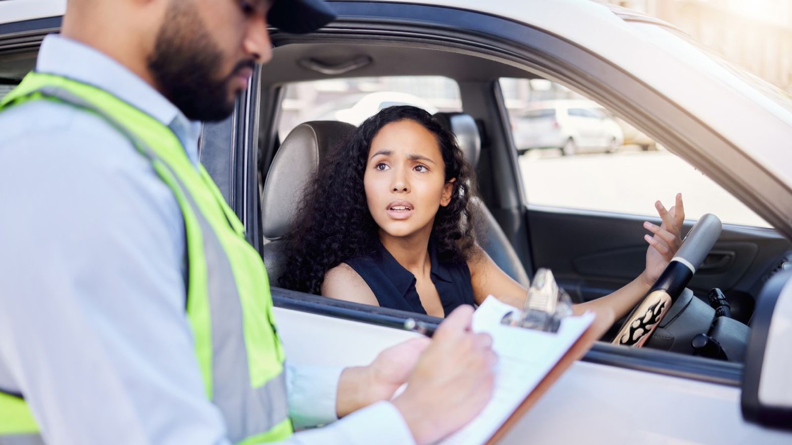asi sabe la dgt si tienes que llevar gafas o lentillas al volante