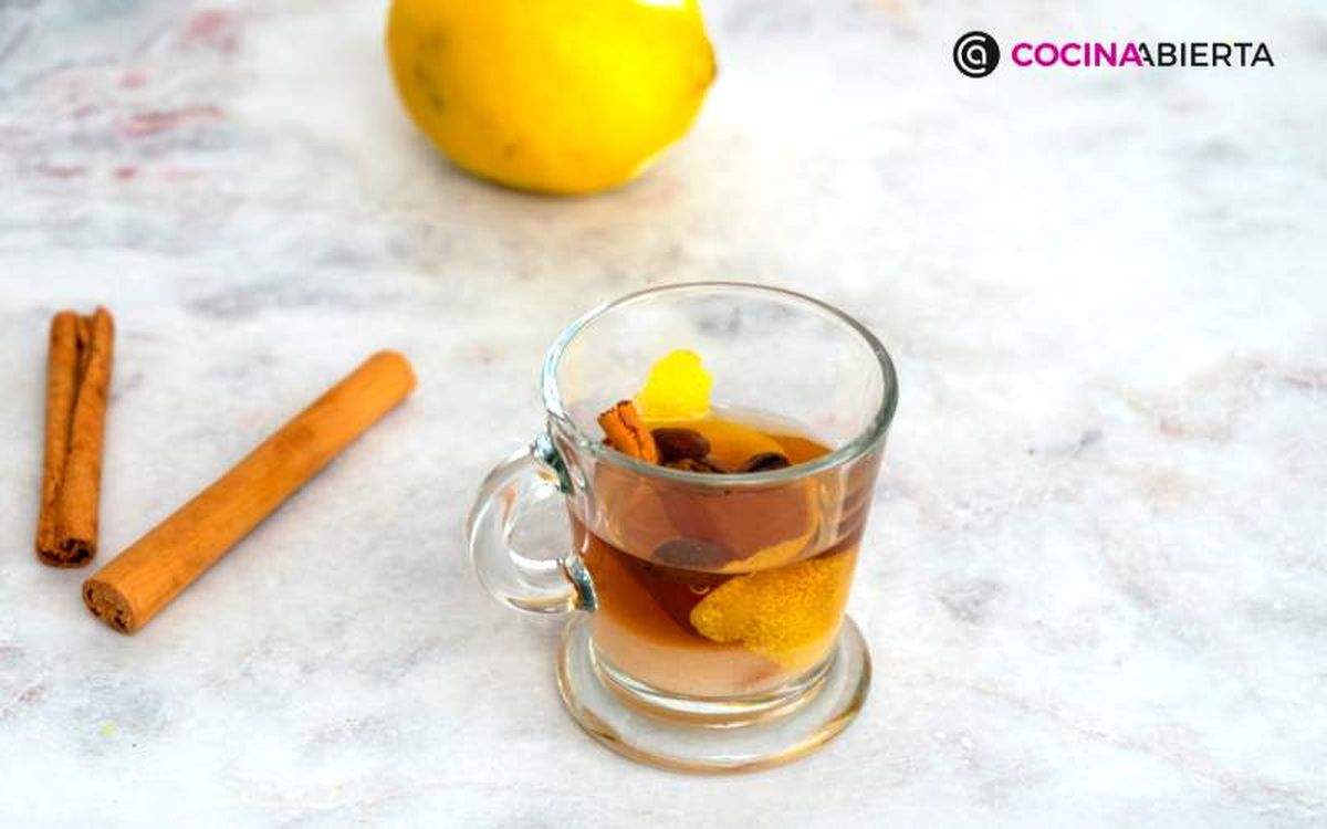 Pon los ingredientes en un vaso