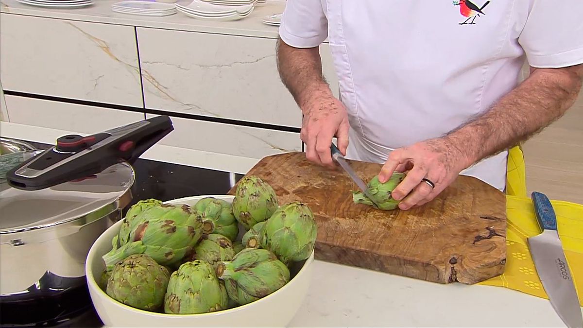 KARL66710320 alcachofas salteadas con crema de calabaza receta karlos arguinano paso2