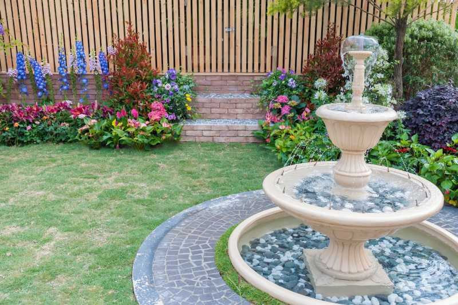 Fuente elegante de un jardín delantero.