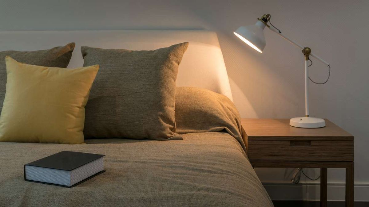 Dormitorio con lámpara de lectura.