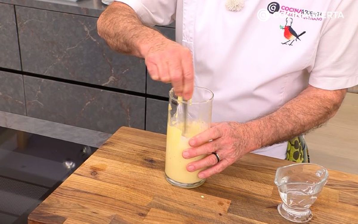 Añade agua templada para aligerar la mayonesa de anchoas