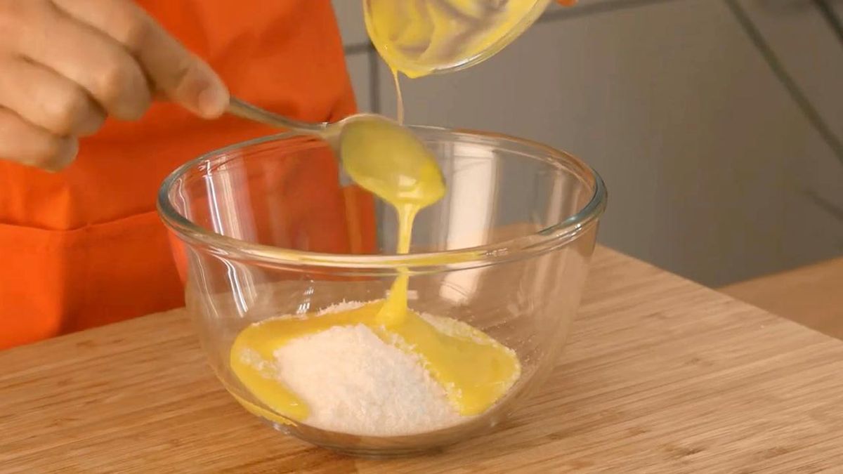 Receta de pollitos de coco y leche condensada  paso 2