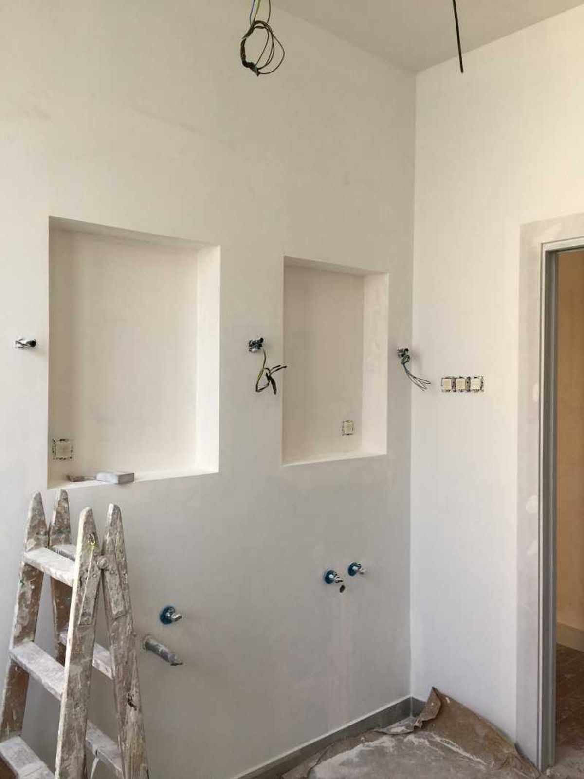 Huecos a modo de armario para que los espejos queden a ras.