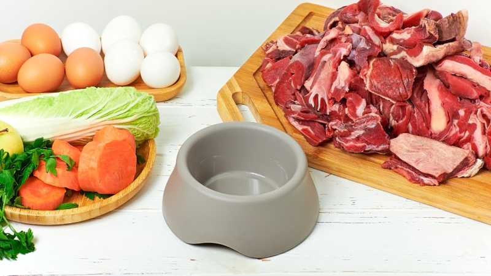 En la dieta BARF evita alimentos como la cebolla, el ajo o las uvas