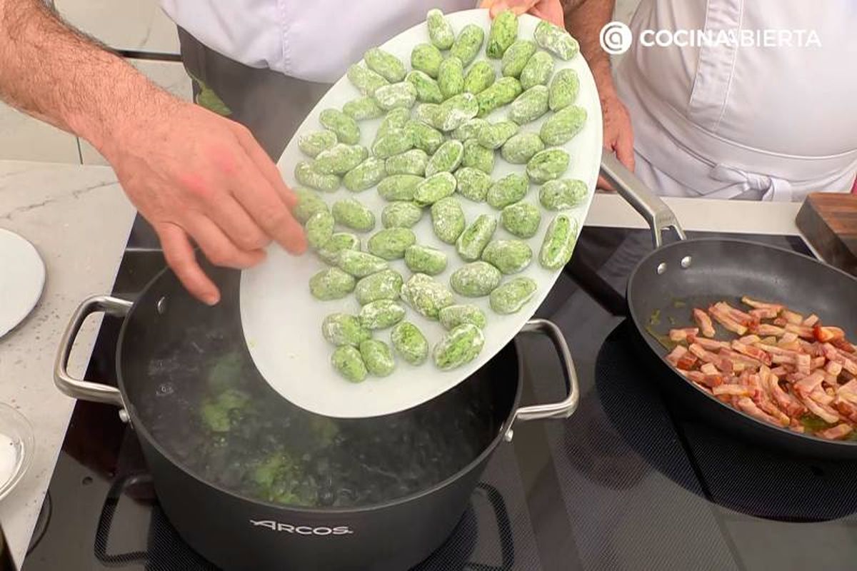 Elaboración de la receta de ñoquis de espinaca rellenos de queso - Cuece los ñoquis