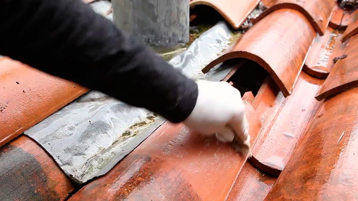 Como pegar una teja con espuma de poliuretano paso 2