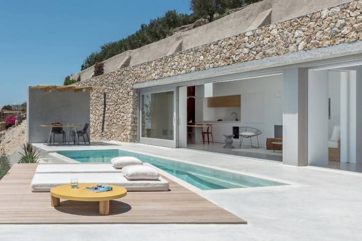 Exterior de la villa en la Montaña del Profeta Ilias en Santorini.