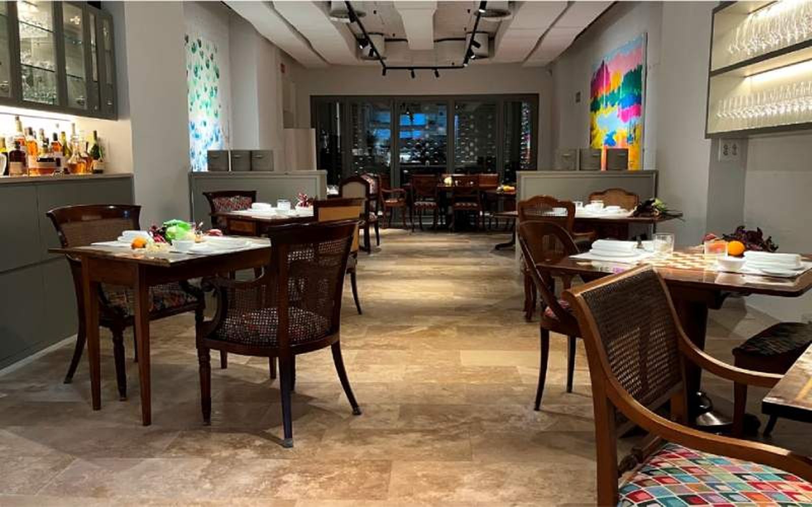 Las mesas del restaurante Pabú fueron adquiridas en subastas de antigüedades