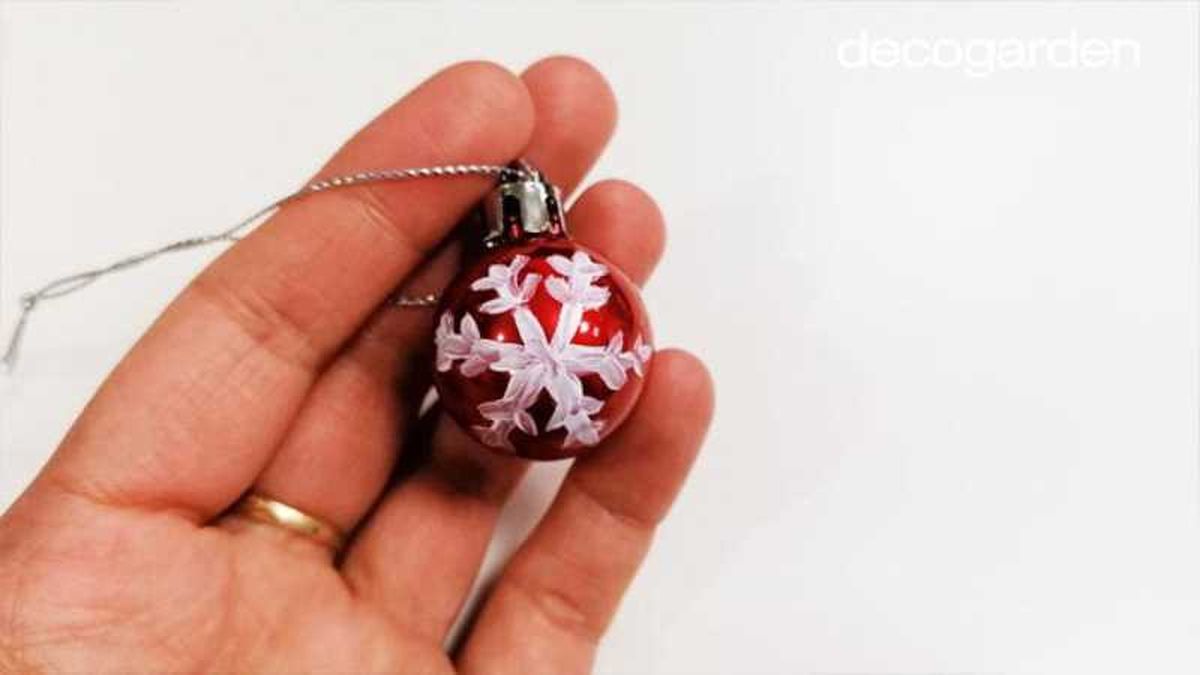 Bola de Navidad con un copo de nieve pintado.