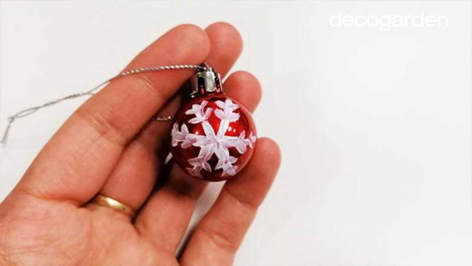 Bola de Navidad con un copo de nieve pintado.