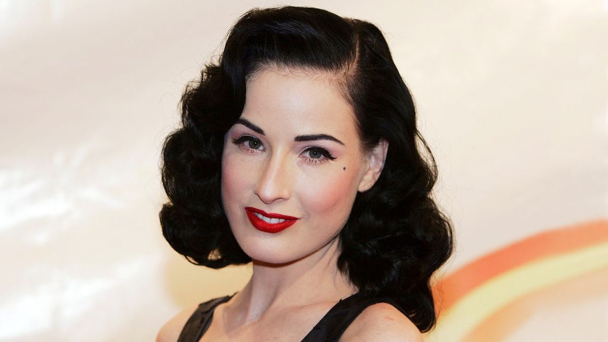 La pin-up Dita Von Teese con peinado de ondas