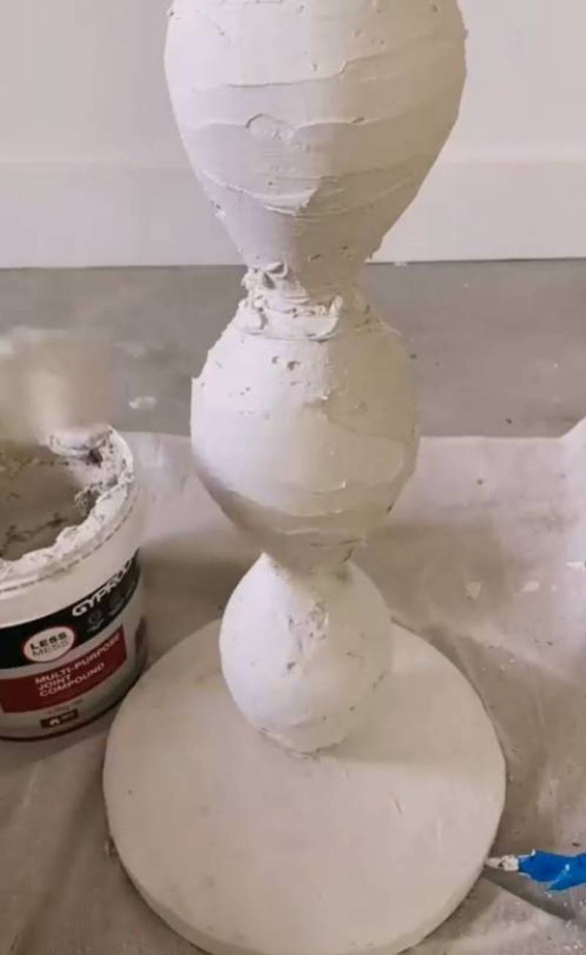 Lámpara con la pasta estructural aplicada.