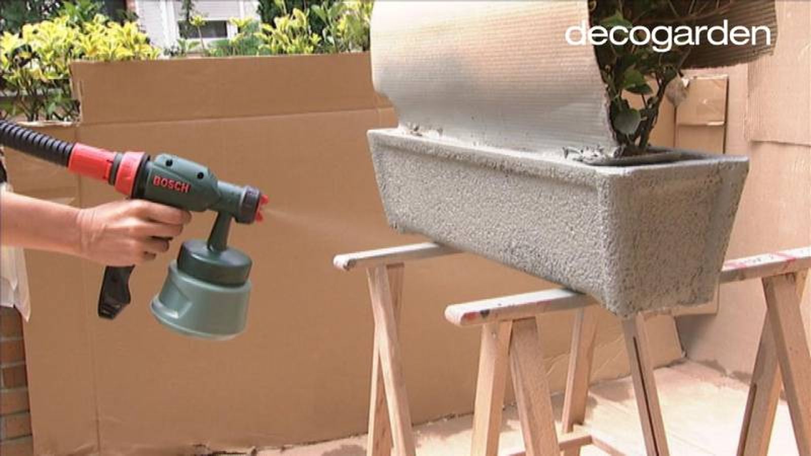 Pintar las jardineras de la terraza con pistola.