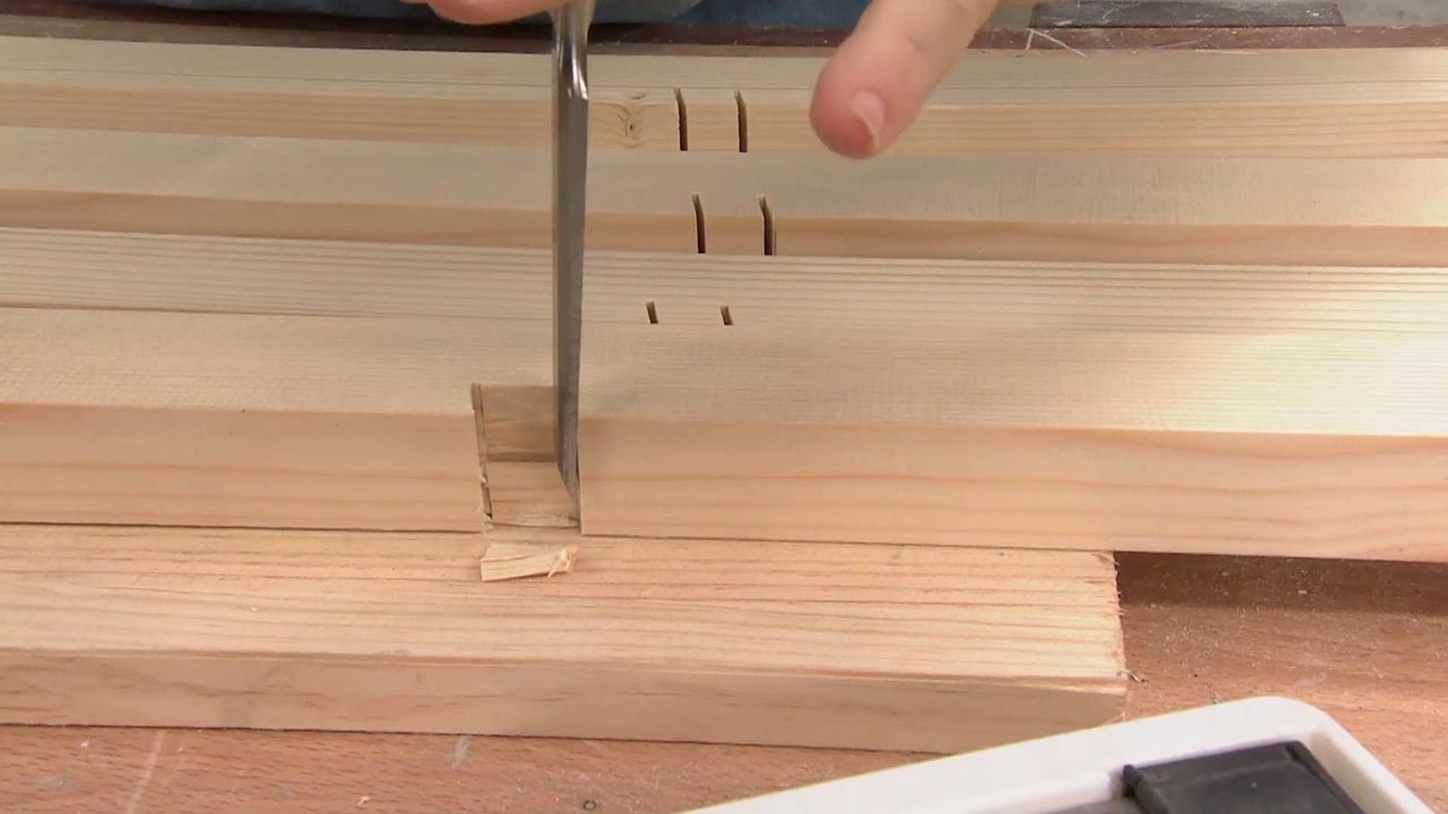 Como hacer un perchero de pie de madera paso 4
