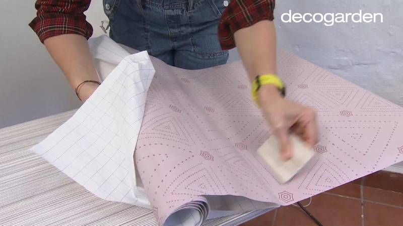 Quitar las burbujas del vinilo al colocarlo en el armario.