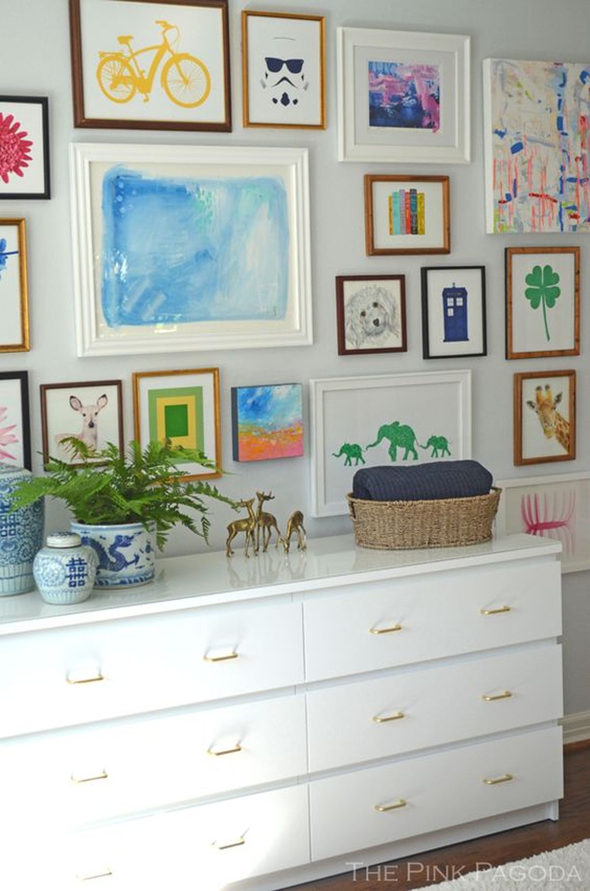 decorar salon cuadros al lado dela comoda