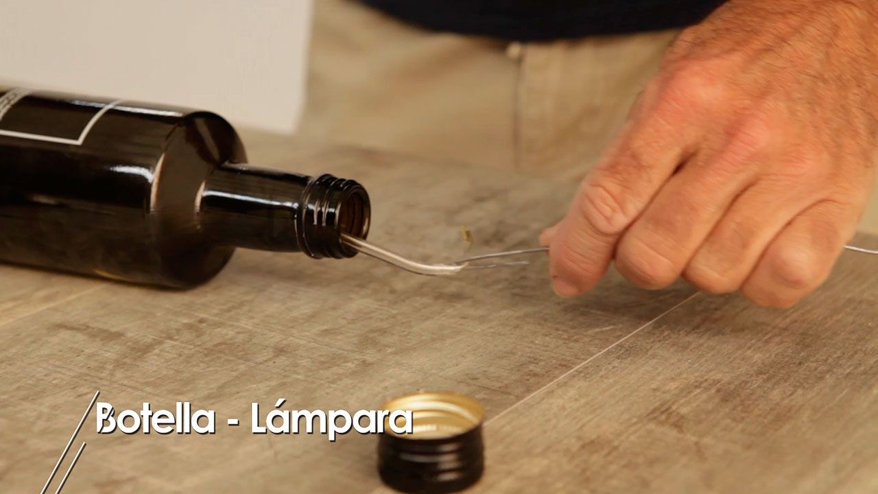Cómo hacer una lámpara de mesa con una botella de cristal paso 5