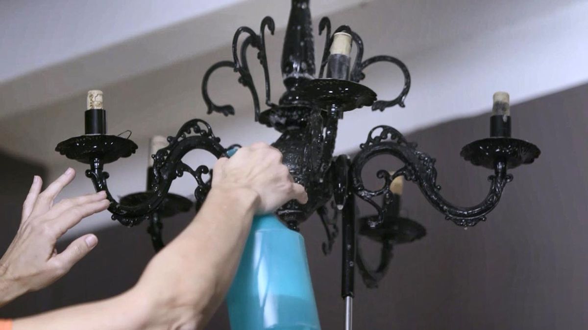 Utiliza agua y amoníaco para limpiar la lámpara de araña / Imagen: Hogarmania