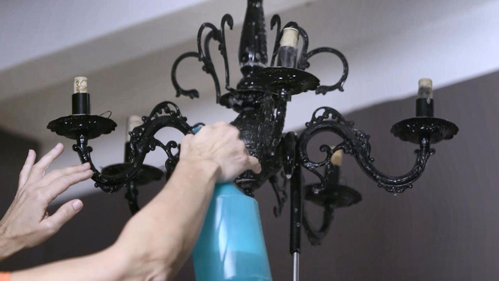 Utiliza agua y amoníaco para limpiar la lámpara de araña / Imagen: Hogarmania