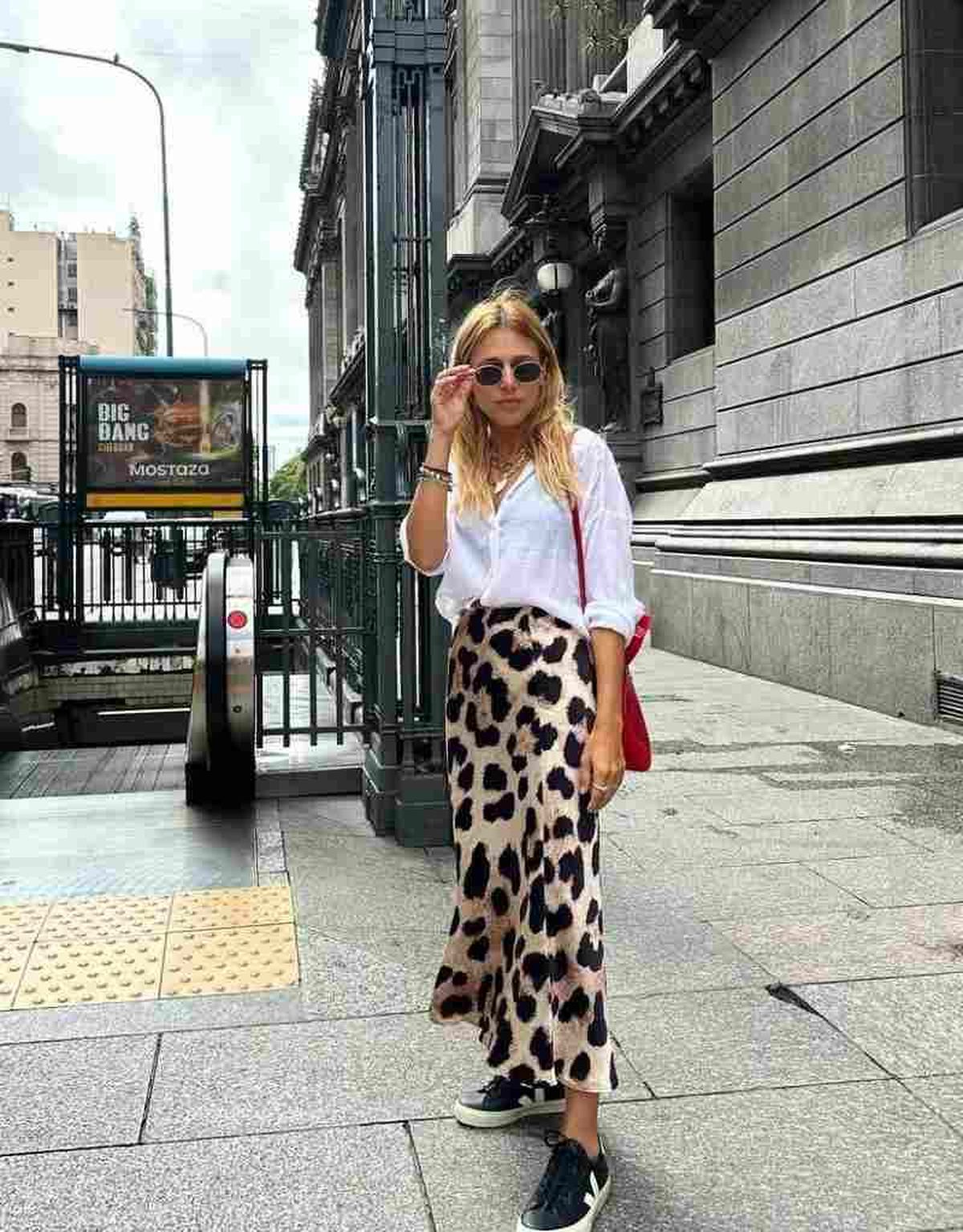 Falda animal print con camisa blanca