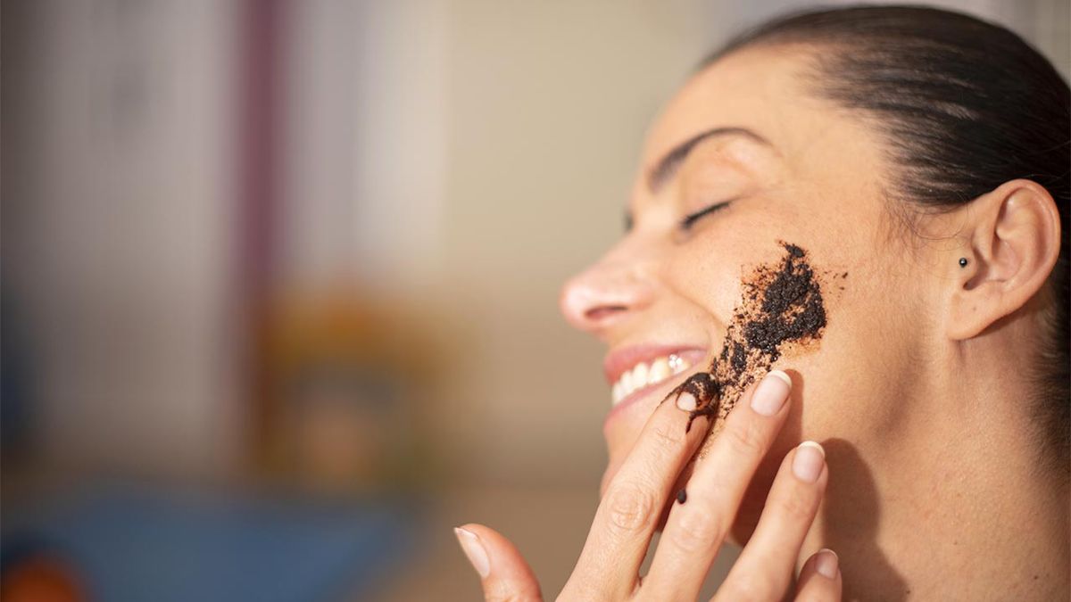 como hacer una mascarilla facial de cafe y yogur en 3 pasos portada