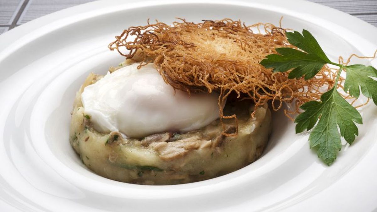 6085 1 huevo escalfado con patatas hongos y fideos fritos xl 848x477x80xX[1]