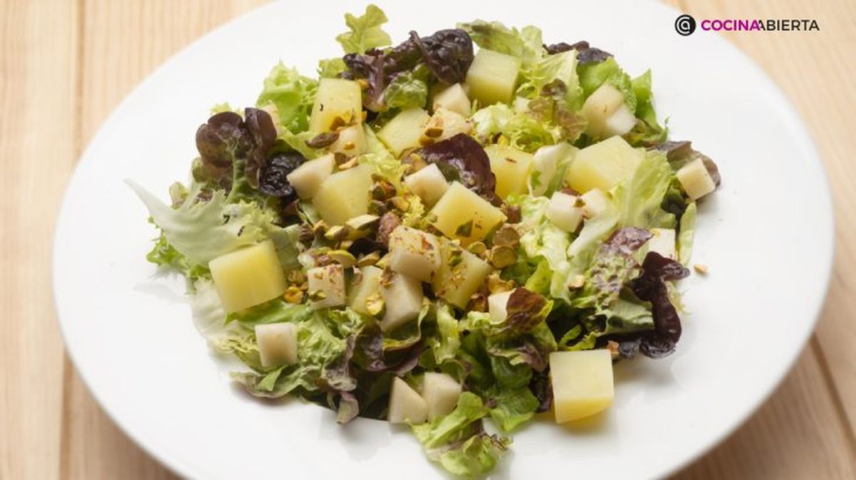 Ensalada de patata, pera y pistachos
