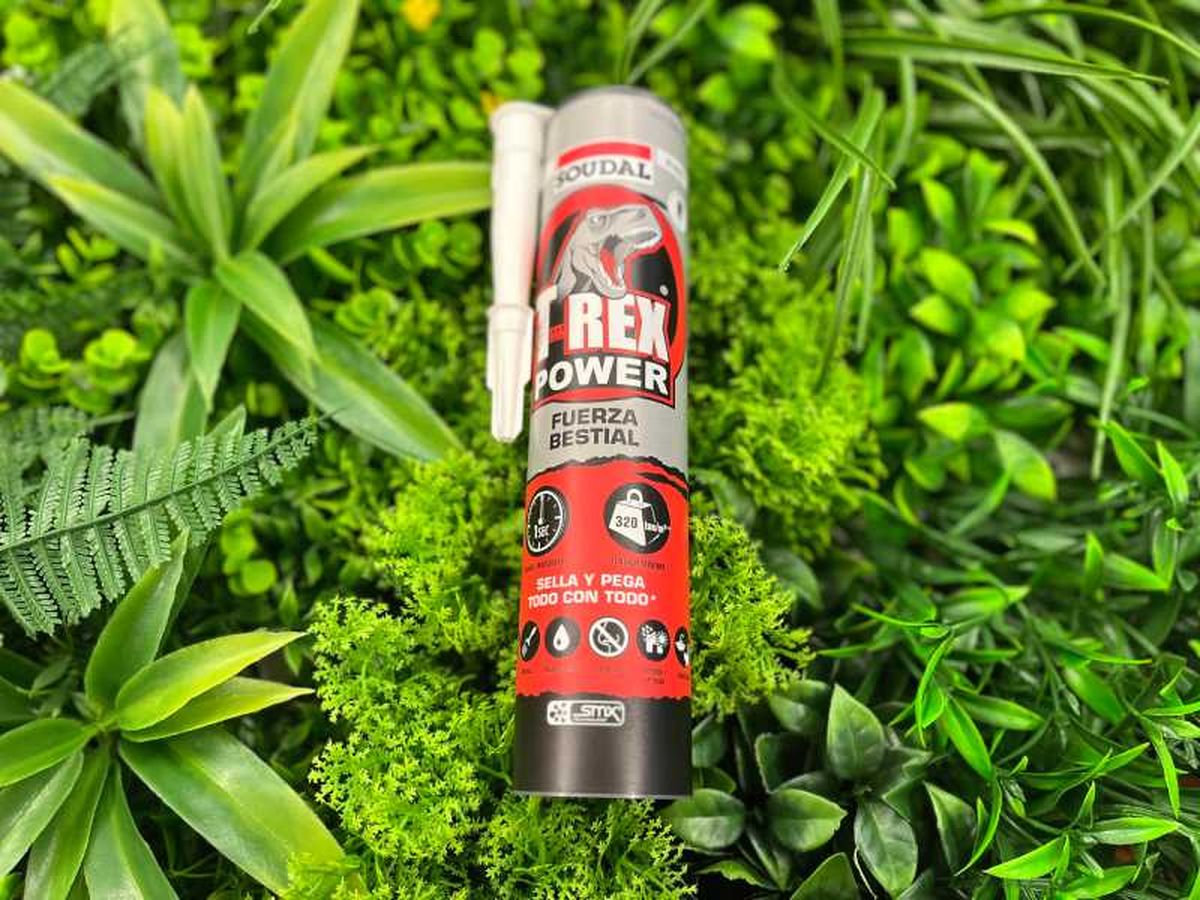 Adhesivo Soudal para pegar el jardín vertical a la pérgola.