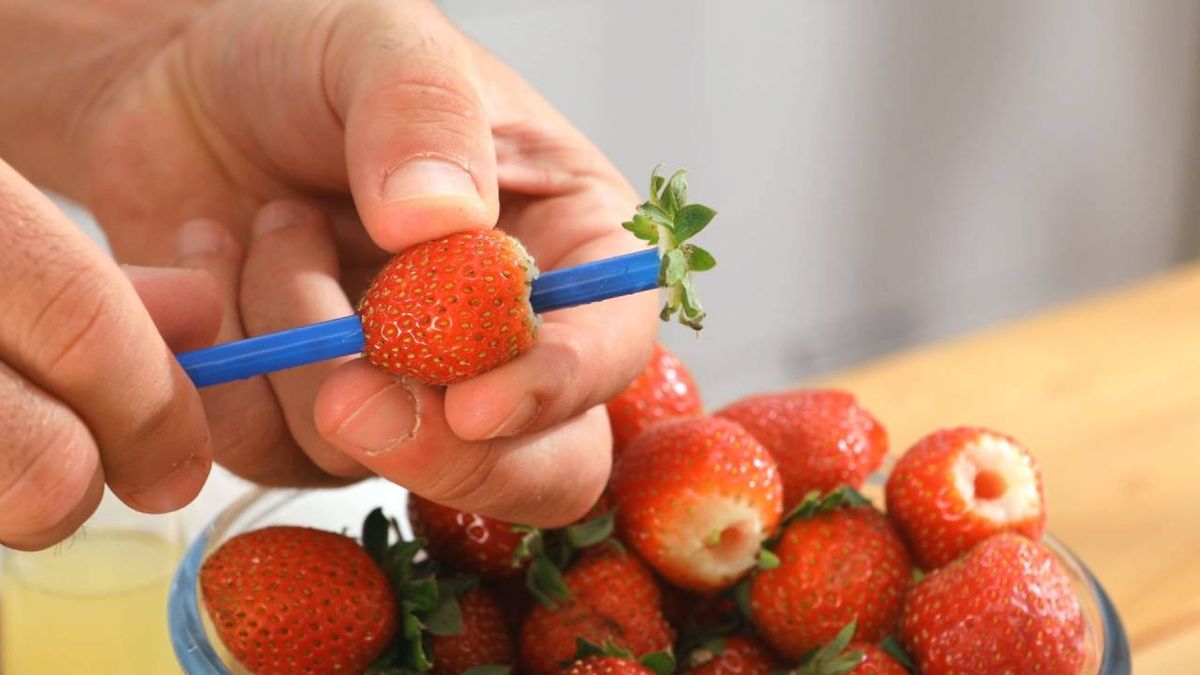 Técnica cómo quitar el tallo a las fresas con una pajita  Pajita