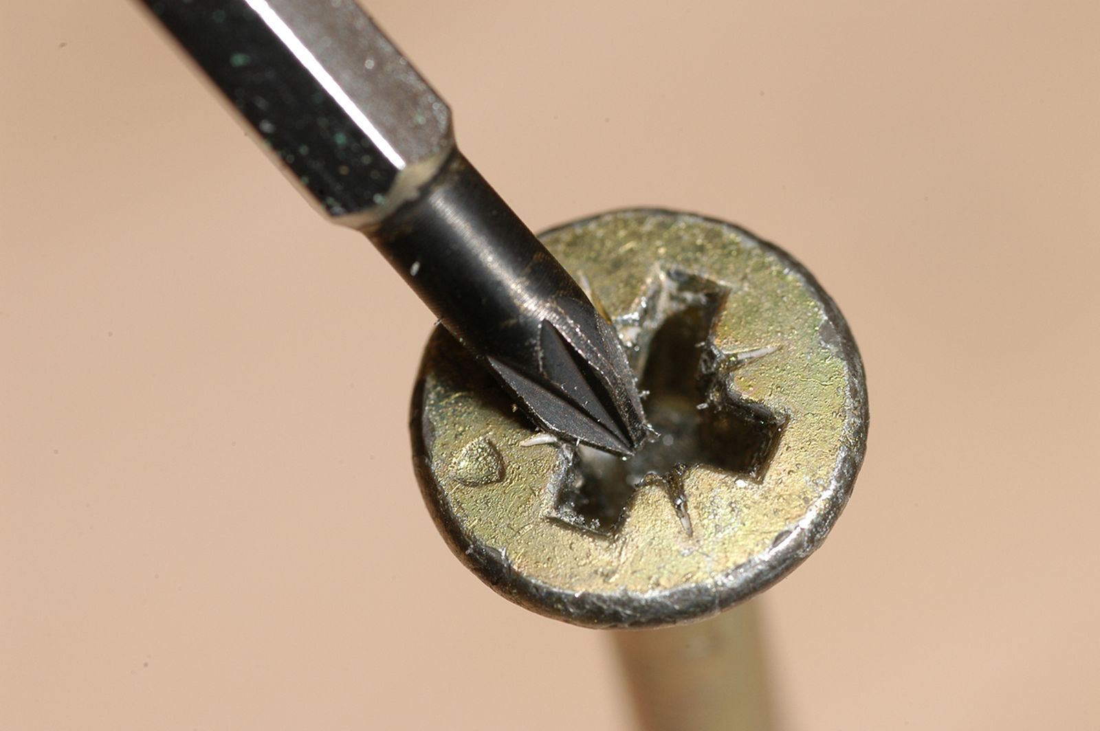 Cómo utilizar un destornillador paso 6