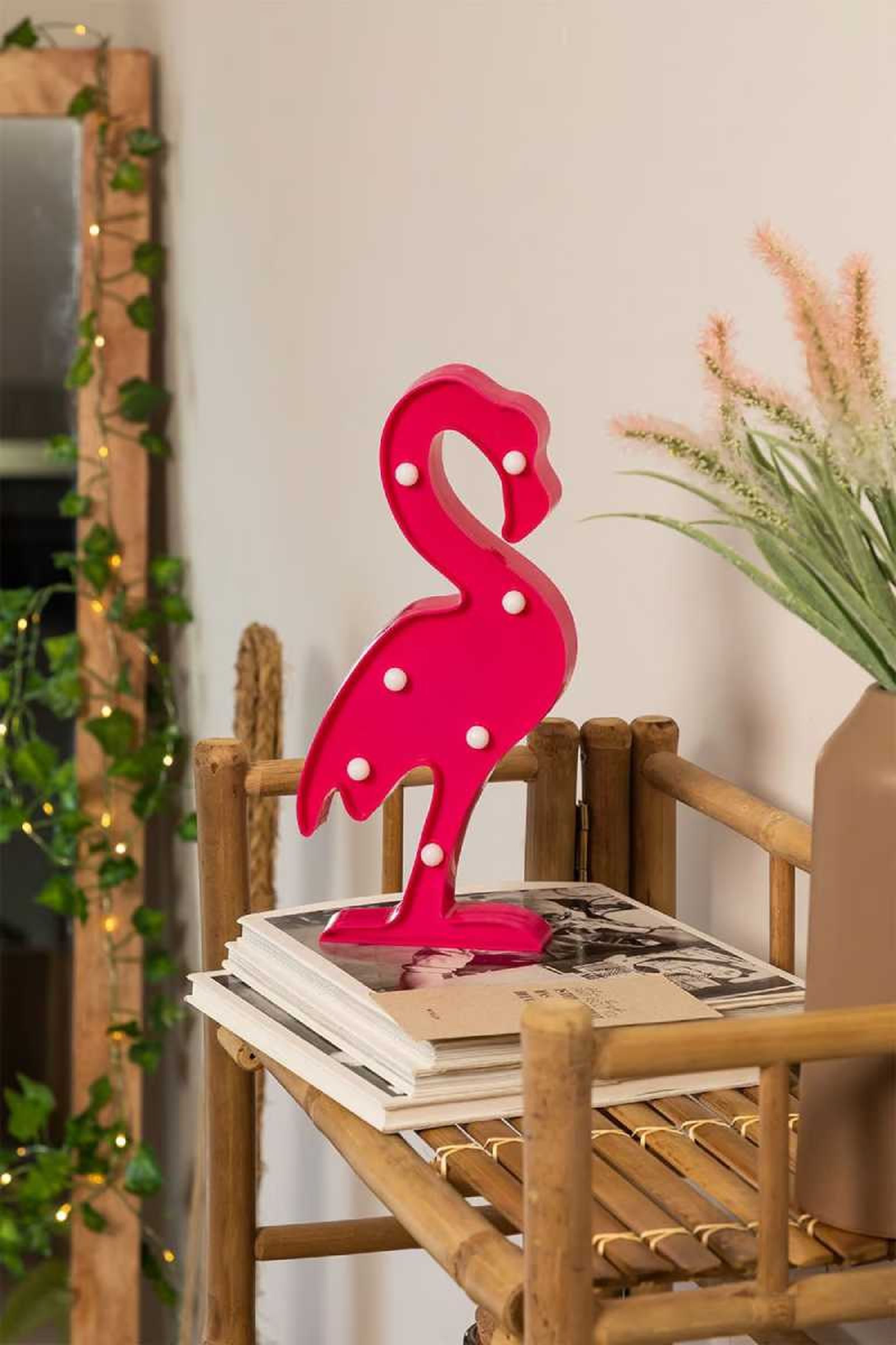 Lámpara con forma de flamenco rosa.