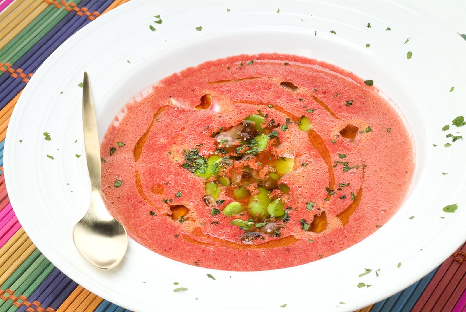 Sopa fría de sandía con salteado de habas