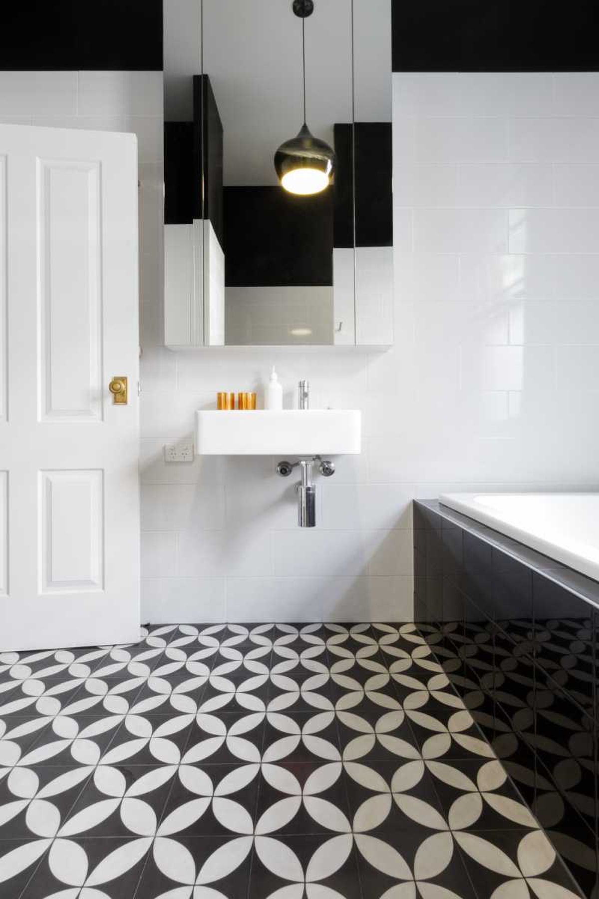 Baño con suelo en blanco y negro.