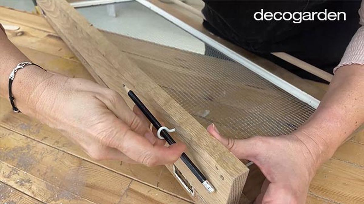 como hacer un joyero de pared paso 11