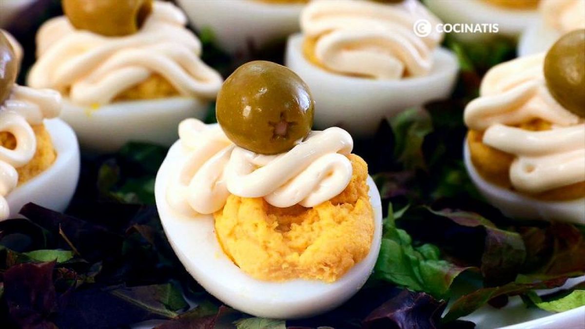 Huevos rellenos de atún con mayonesa