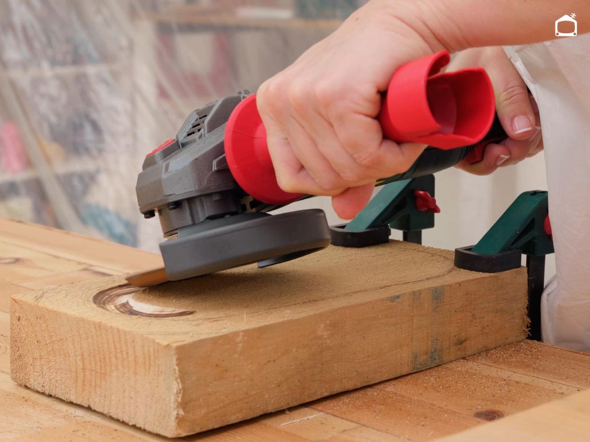 Hacer la bandeja de madera con la amoladora.