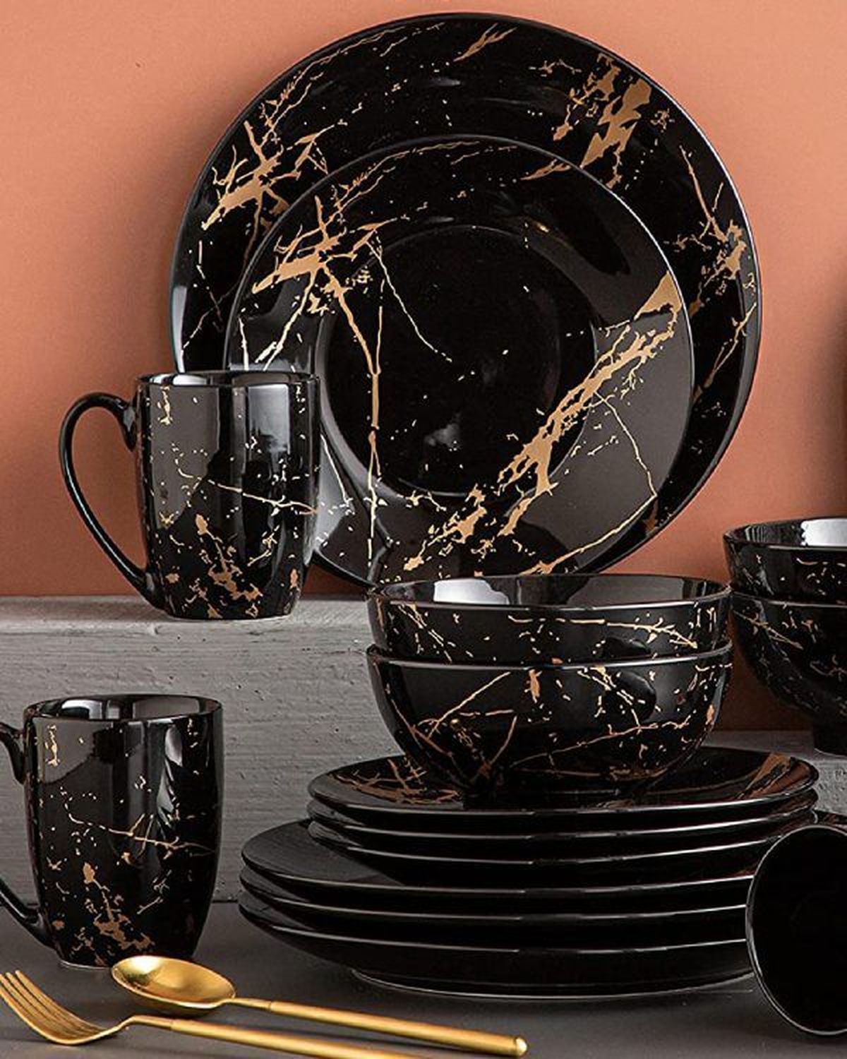 vajilla negra dorada