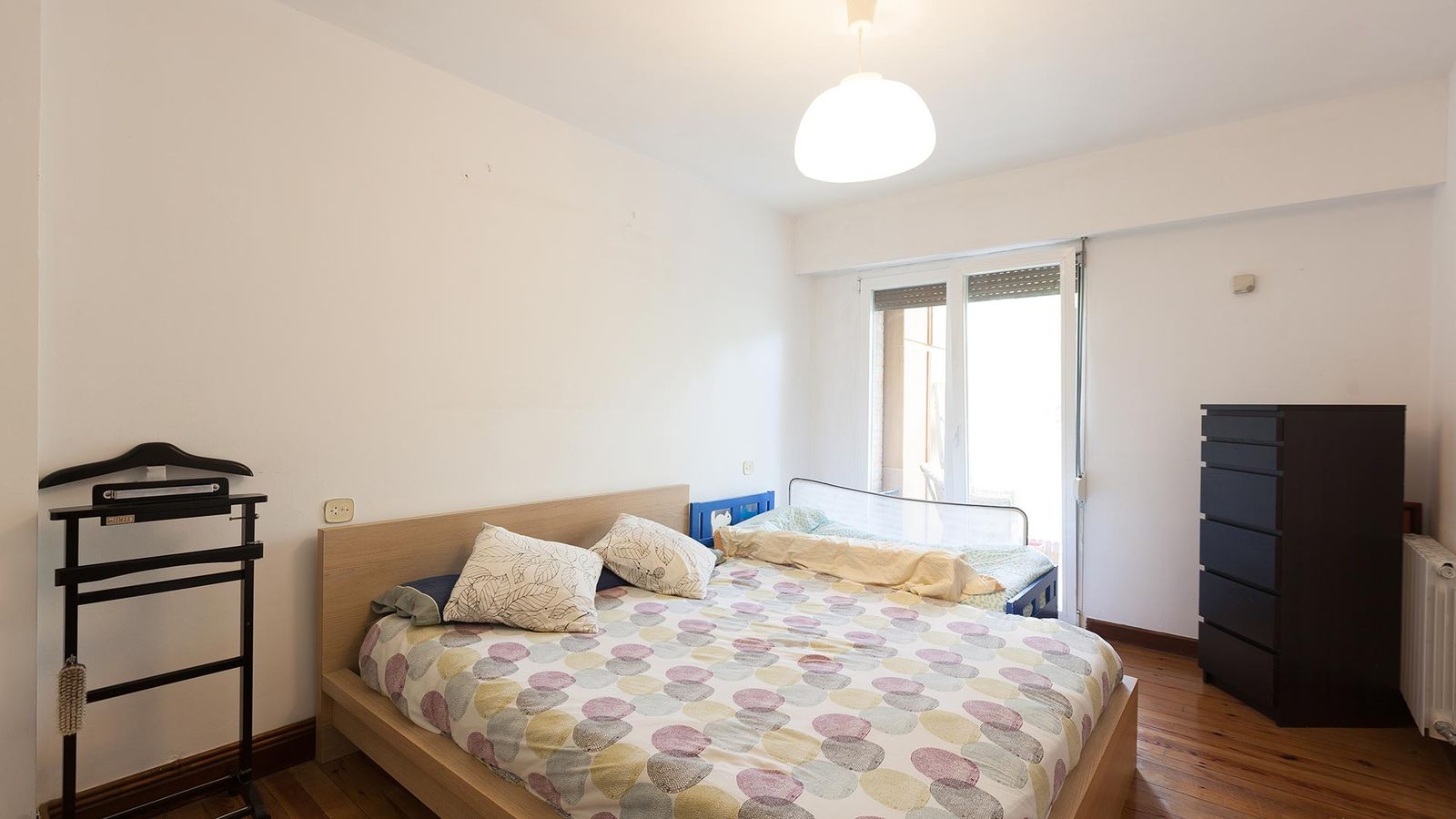 Deco 731 Dormitorio amarillo con friso de madera antes 1