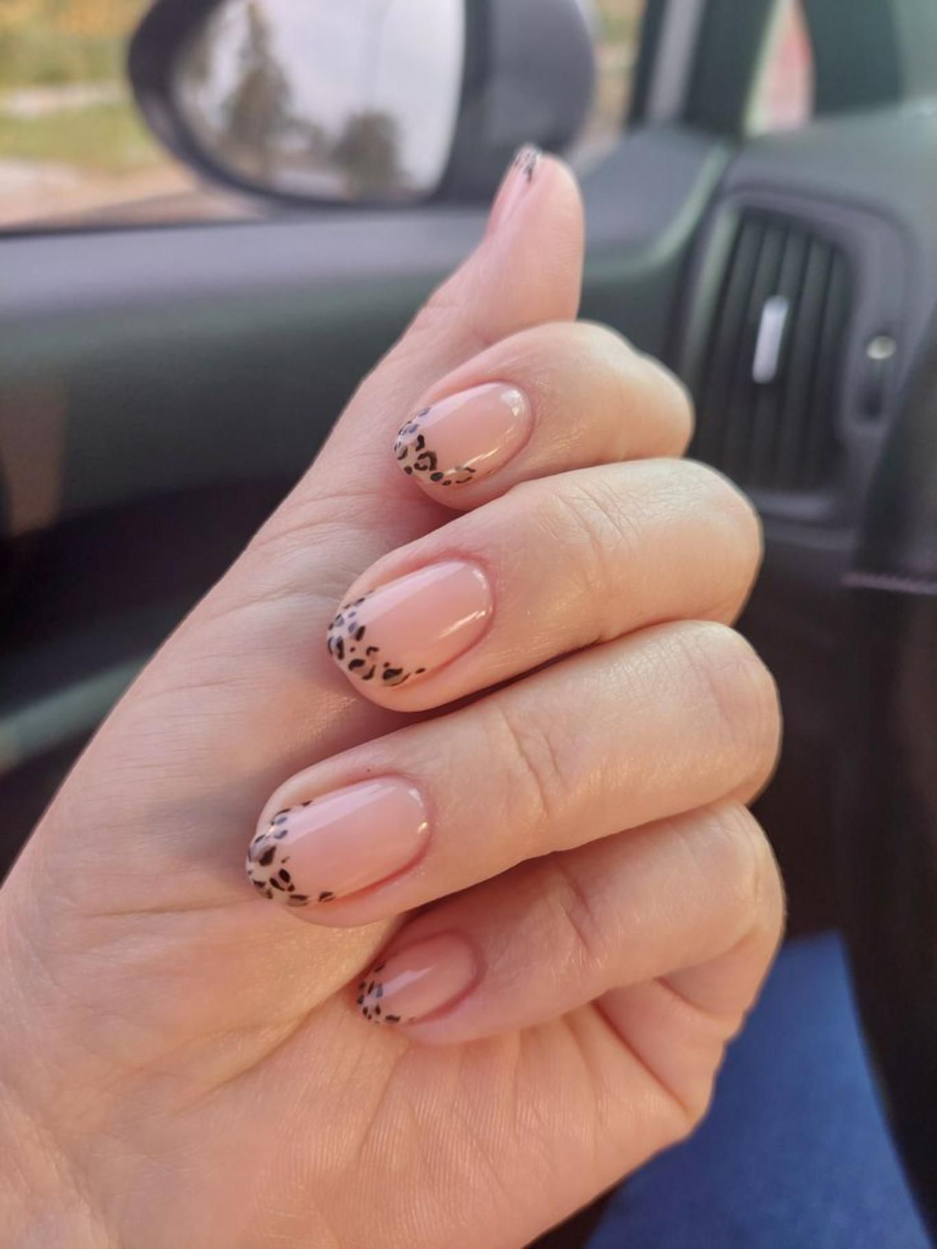 Uñas francesas de leopardo.