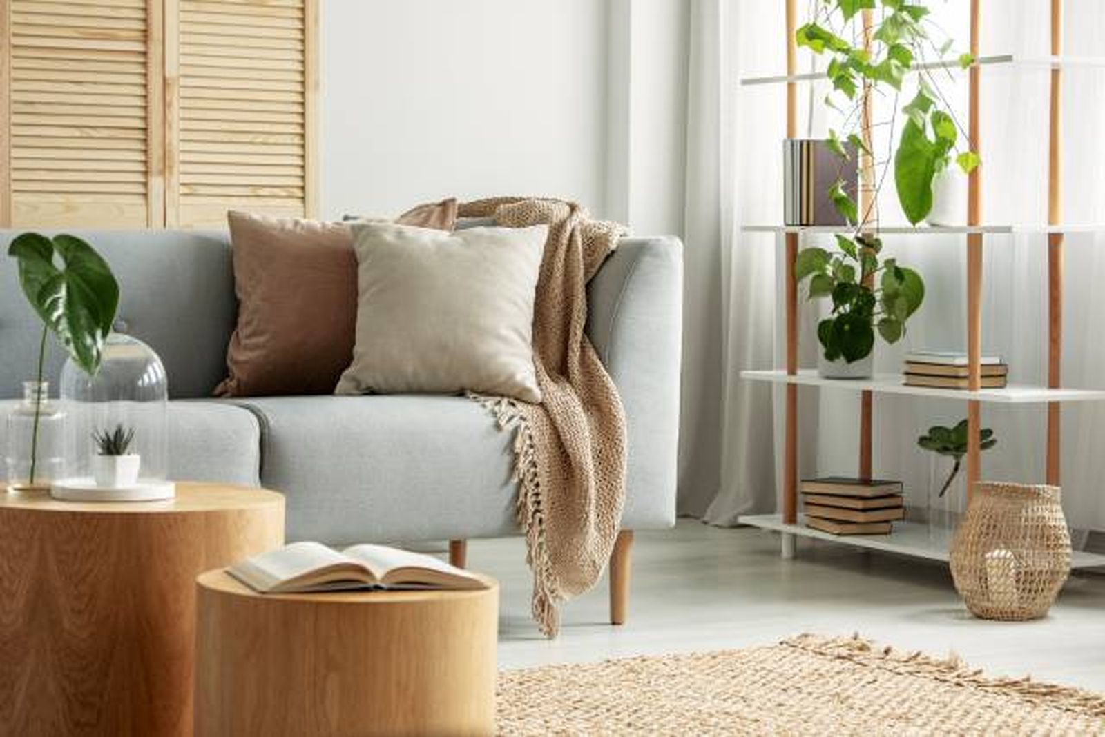 salon gris moderno madera beige