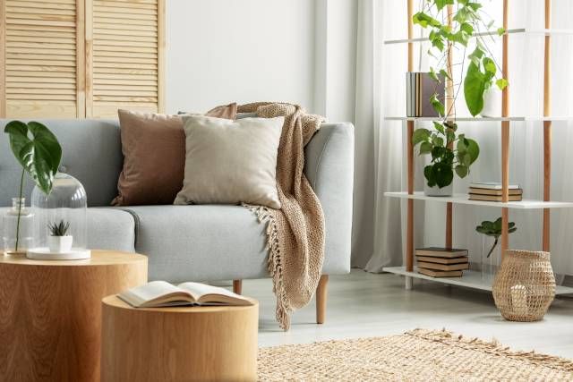 salon gris moderno madera beige