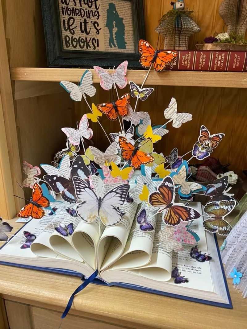 Libro viejo convertido en adorno con mariposas.