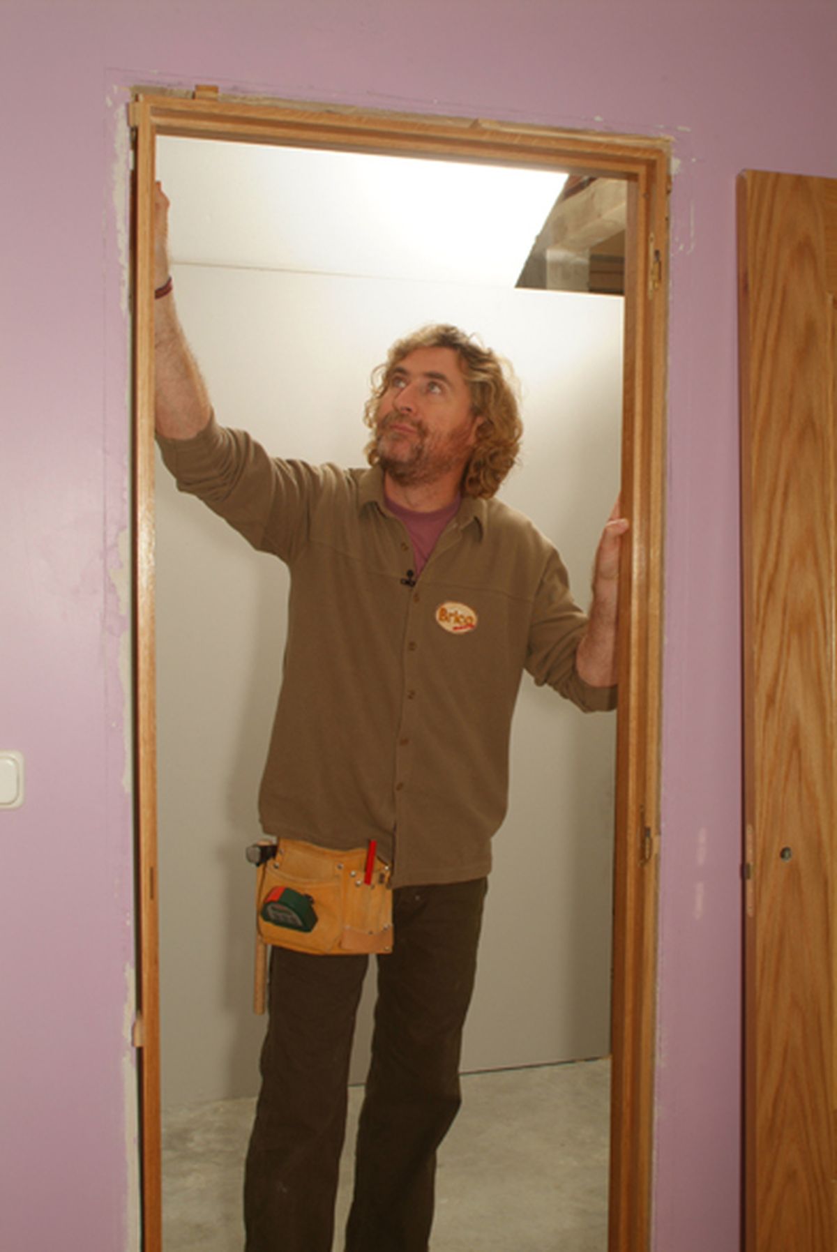 Cómo colocar una puerta paso 2