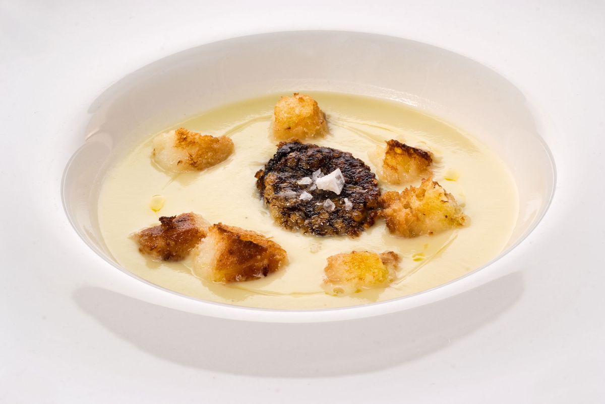 Crema de berza con morcilla y picatostes