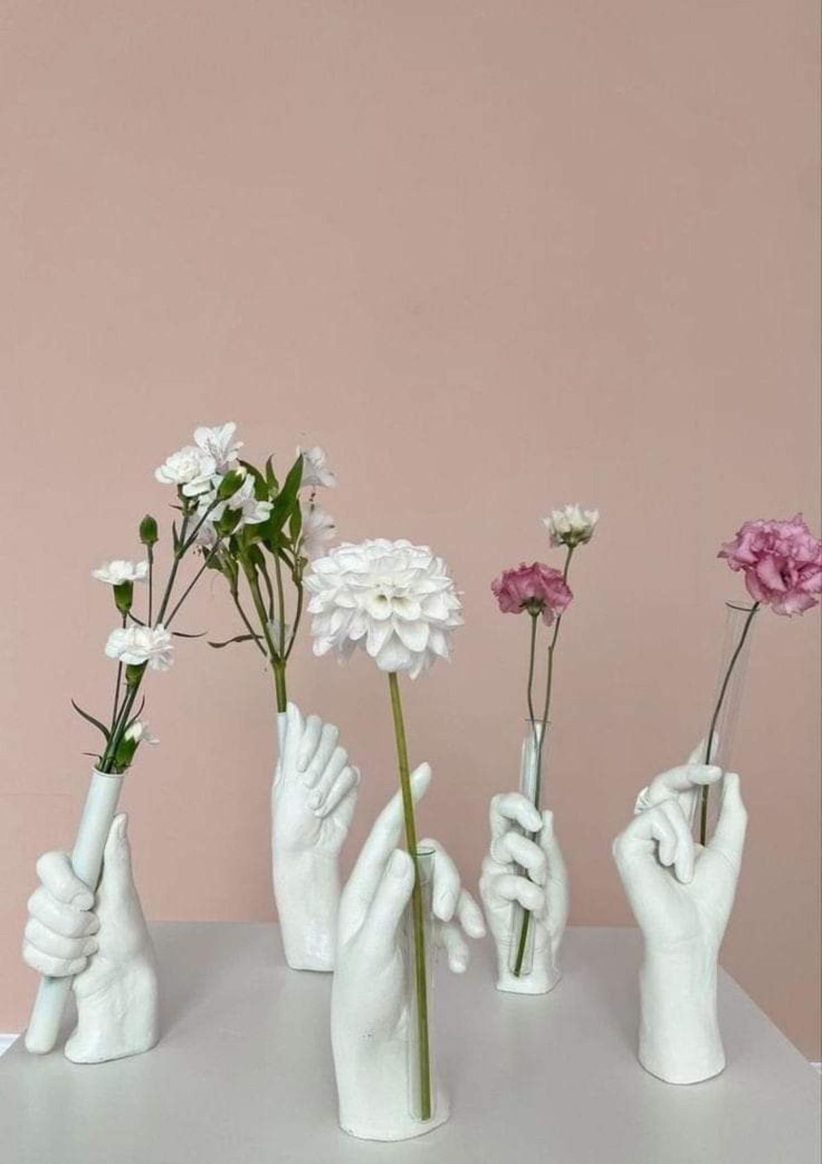 Floreros con forma de mano.